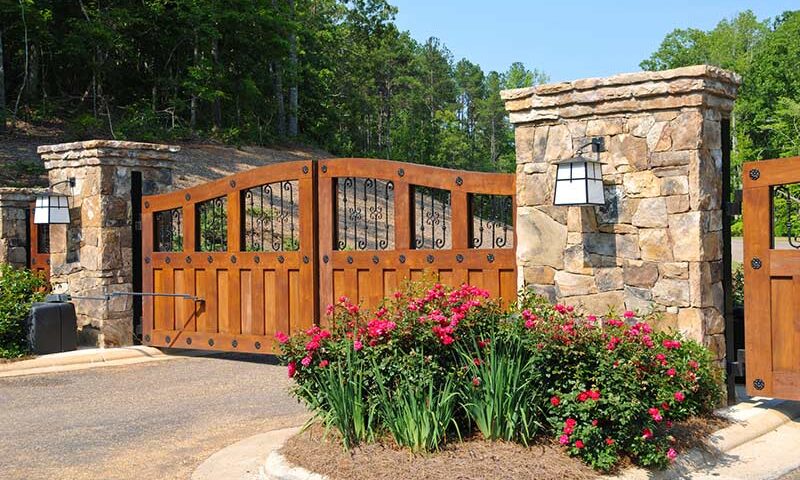 Zaun aus Holz oder aus Metall?