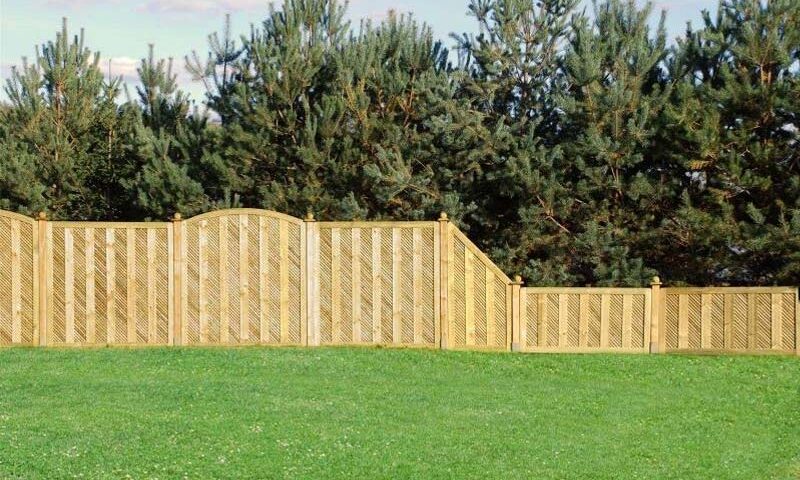 Welche Varianten von einem Holz-Sichtschutzzaun gibt es?