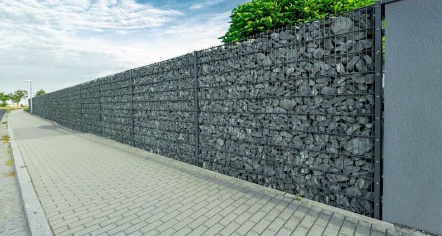 Gabionenzaun fungiert als Windschutz und Schmuckzaun