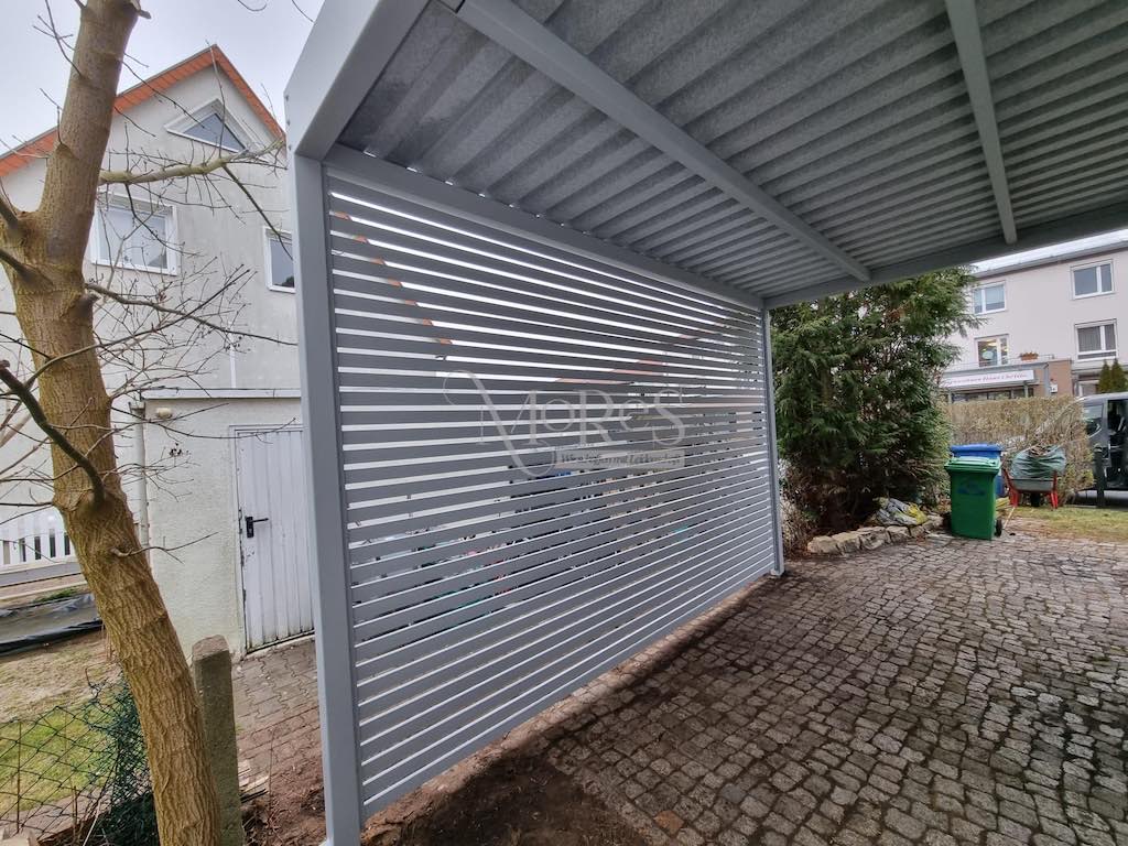 Metall-Lamellenzaun als Carport-Verkleidung